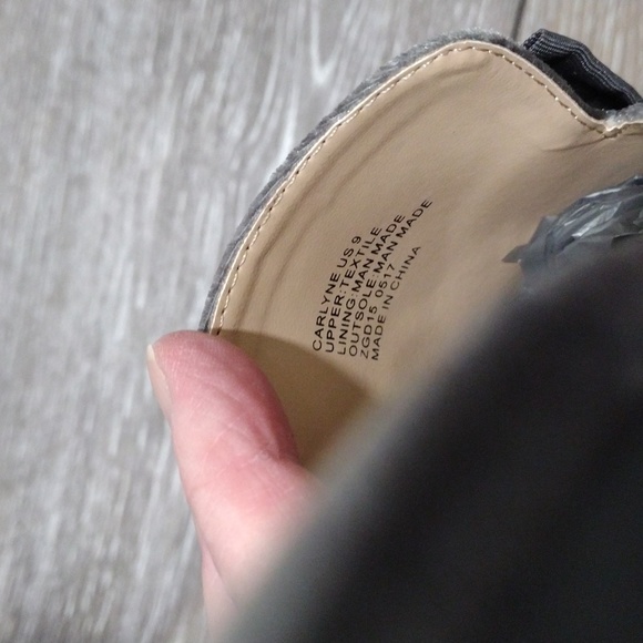 Zigi Soho grey velvet bowtie mules. New. Size 9 - Picture 8 of 9